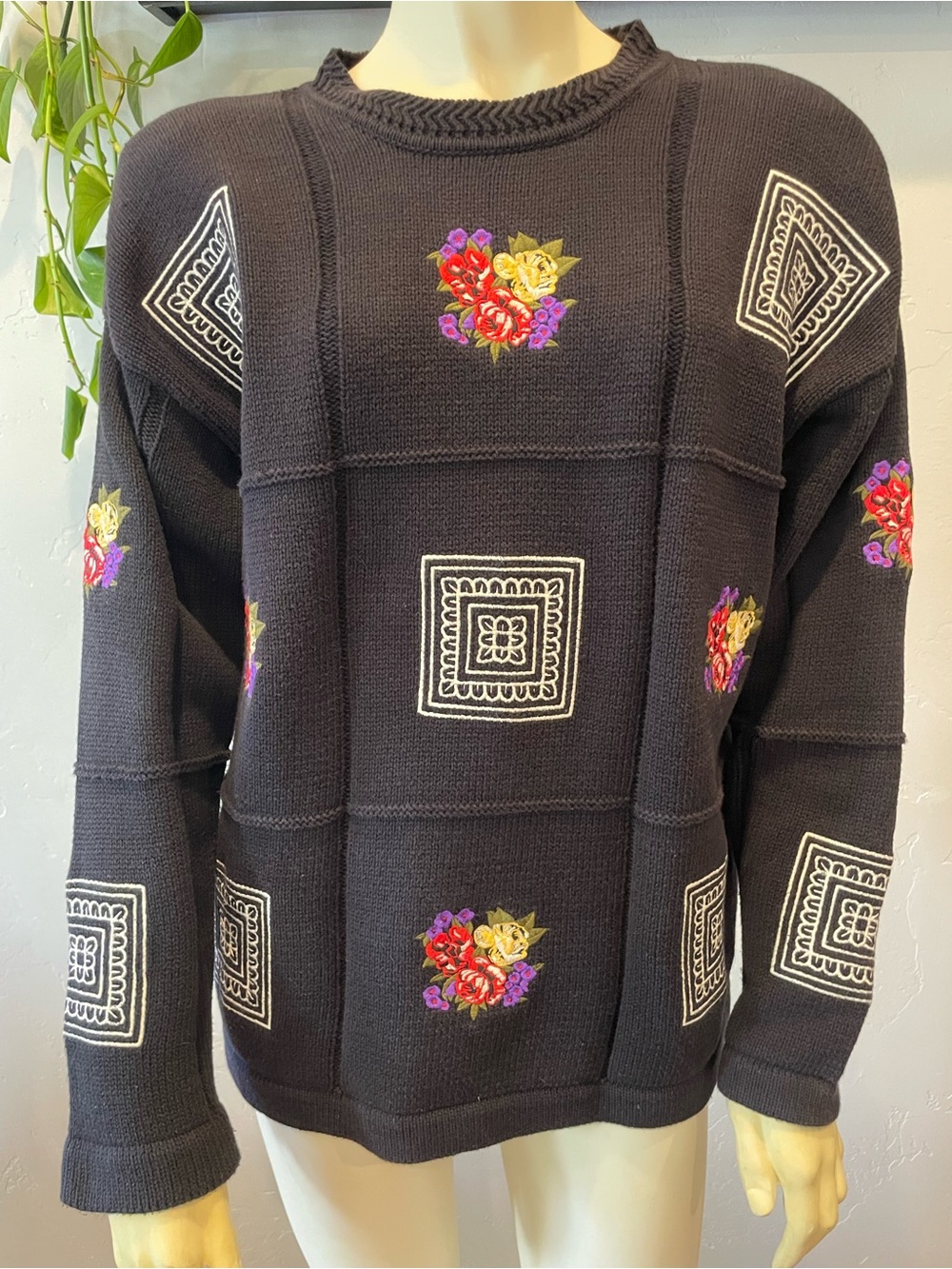 Pristine vintage Black 100% cotton Knit Embroidered sweater M